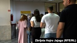 Qytetarët në Maqedoninë e Veriut duke pritur para sporteleve për nxjerrjen e dokumenteve të reja personale. Gusht, 2023.