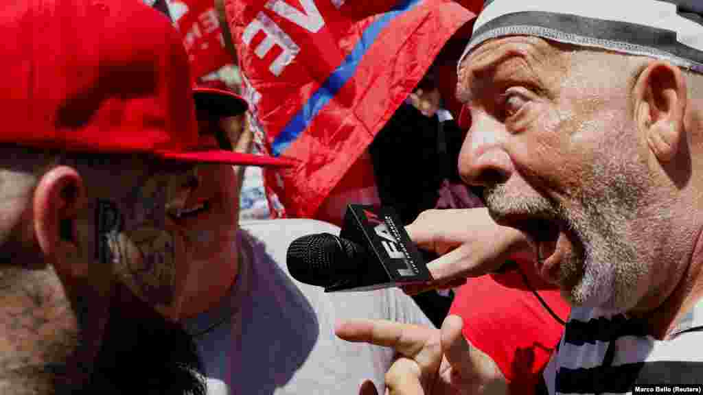 Trump-támogató és Trump-ellenes tüntető vitája a bíróság közelében.&nbsp;Harminchét pontban emeltek vádat a volt amerikai elnök ellen, miután floridai otthonában a Fehér Házból származó titkos dokumentumokat foglaltak le. A vádirat szerint ez a helyzet súlyos nemzetbiztonsági kockázatot jelentett nemcsak az Egyesült Államokra, de szövetségeseire nézve is