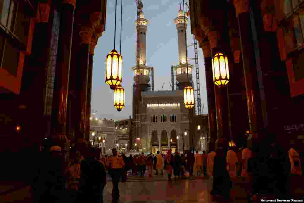 Pelegrinët në Xhaminë e Madhe një buzëmbrëmje.