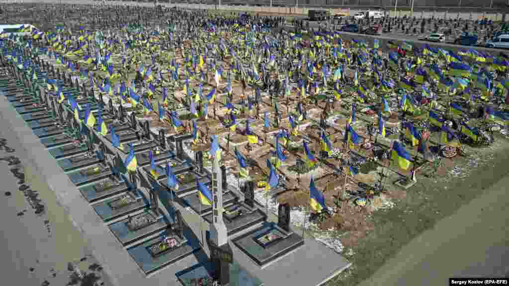 Egy 2023 februári fotó a kelet-ukrajnai Harkivban található temető egy részét mutatja, ahol az elesett katonák nyugszanak&nbsp;