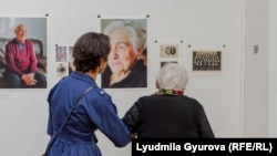 Йожени Софи и Естер на откриването на изложбата „Последните оцелели“