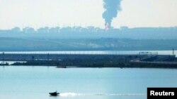 კრასნოდარის მხარის სოფელ ვოლნაში იწვის ნავთობის რეზერვუარი. 2023 წლის 3 მაისი