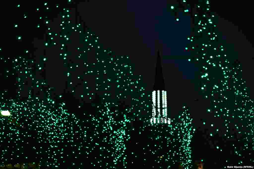 U povodu ramazana poruku je poslao i reisul-ulema Islamske zajednice u Bosni i Hercegovini Husein Kavazović.&nbsp; &quot;Neka nijedan vjernik ne ostane usamljen i napušten. Allah je milostiv, a Njegova milost je u ovom mjesecu još veća. Budimo milostivi i mi prema Njegovim stvorenjima i neka se na nama vidi da postimo. Čuvajmo se onog zabranjenog, i budimo aktivni na planu dobra, neka svi osjete blagodat našeg posta&quot;, dio je poruke Kavazovića.&nbsp;