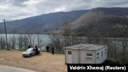 Policijska patrola stoji pored kontejnera koji se nalazi u Zubinom Potoku. Ovde je na različitim lokacijama postavljeno 13 kontejnera koji će se koristiti za glasanje.