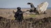 Сапьор от държавната служба за извънредни ситуации на Украйна обезврежда мини край Изюм, Харковска област, през април 2023 г. Снимката е илюстративна
