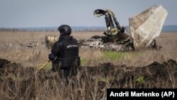 Сапьор от държавната служба за извънредни ситуации на Украйна обезврежда мини край Изюм, Харковска област, през април 2023 г. Снимката е илюстративна