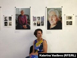 Фотографката Йожени Софи пред част от своята изложба „Последните оцелели“