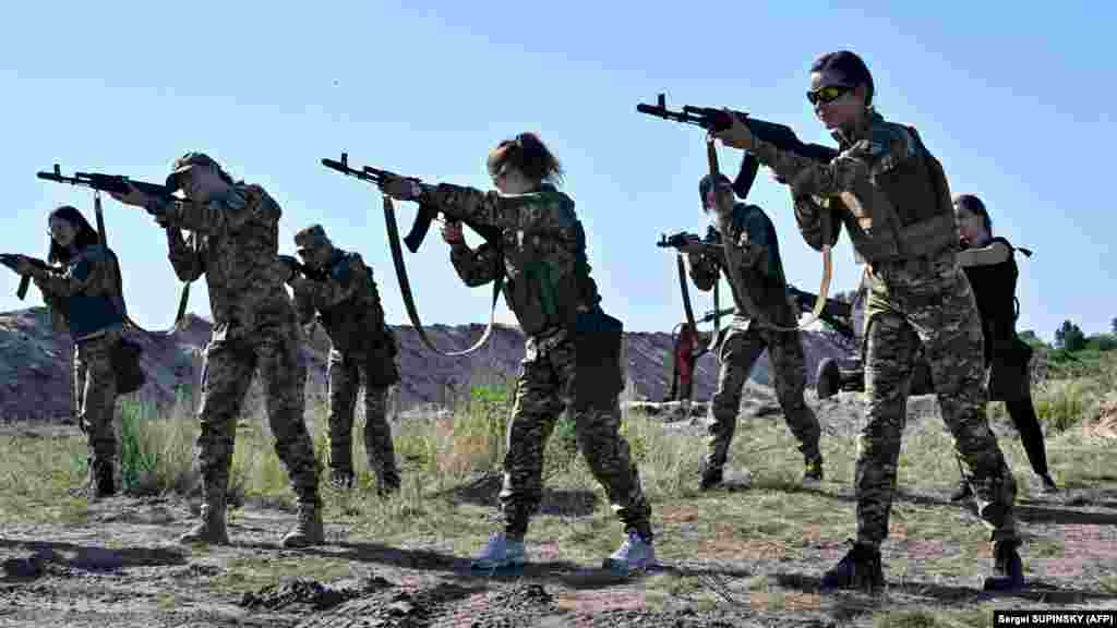 Femeile-cadet se antrenează în apropiere de Kiev. &bdquo;Este destul de dificil pentru fete să găsească lenjeria intimă potrivită în care să se simtă confortabil&quot;, a spus Nikorak. &bdquo;Lenjeria intimă pentru misiuni de luptă, care este folosită de armată, este diferită de cea purtată de civili&rdquo;, a adăugat ea.