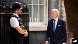 Джо Байдън гледа полицай, докато пристига да се срещне с Риши Сунак "Даунинг стрийт" 10 в Лондон