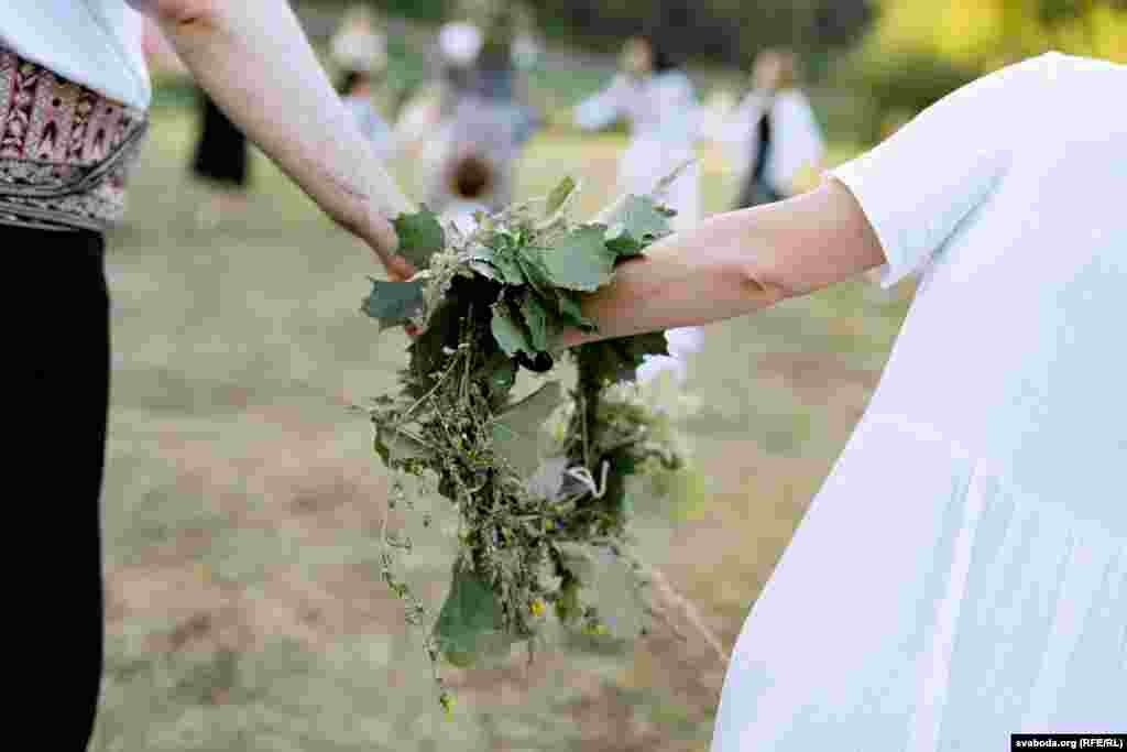 Na proslavi žene plešu i pjevaju oko figure božice Morene, koja se povezuje sa smrću i ponovnim rađanjem prirode.
