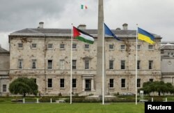 Palestinska, ukrajinska, irska i zastava EU vijore ispred Leinster Housea u Dublinu, Irska, 28. maja 2024.