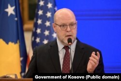 Ambasadori amerikan në Kosovë, Jeffrey Hovenier. (Foto: Qeveria e Kosovës)