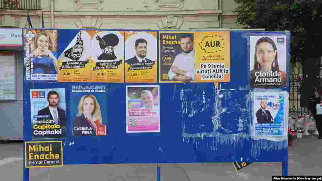 Afișe Electorale în Piața Romană din București, lângă Academia de Studii Economice. AUR ocupă jumătate de panou. În campanie nu mai sunt permise bannerele mari, ci doar afișe cât o coală A3, lipte în spațiile special amenajate. Peisajul de campanie nu este la fel de animat și colorat precum cel de precampanie electorală.&nbsp;