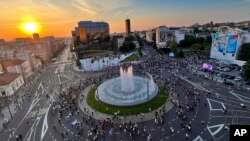 Izbora nema u zahtevima parlamentarne opozicije, koja je formalni organizator građanskih protesta, već se traži zaustavljanje promocije nasilja u medijima i javnom prostoru Srbije. Foto: peti protest "Srbija protiv nasilja", Beograd, 3. jun 2023.