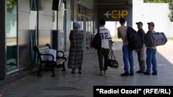 Выезжающие на заработки в Россию в душанбинском аэропорту