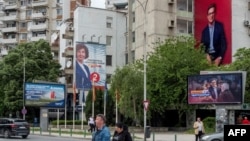 Predizborni plakati predsjedničkih kandidata Gordane Siljanovske Davkove (lijevo) i Steve Pendarovskog (desno), Skoplje, april 2024.