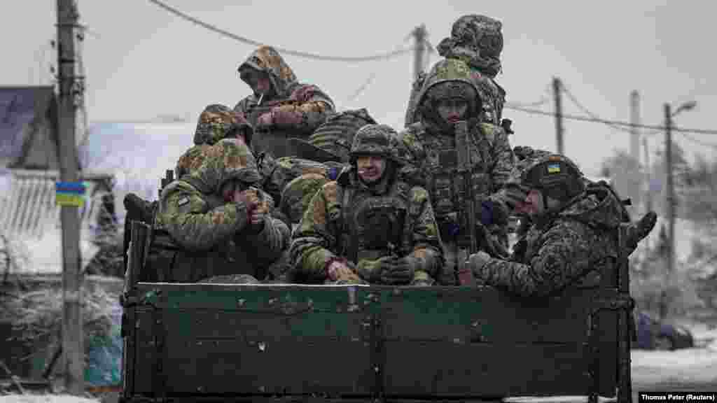 Ukrán katonák a platón a Donyecki területen. &bdquo;Az a lőszermennyiség, amivel ma rendelkezünk, a szükségleteinket tekintve nem elegendő. Ezért újraosztjuk. Újratervezzük azokat a feladatokat, amelyeket kitűztünk magunk elé, és kisebbre szabjuk őket&rdquo; &ndash; mondta Tarnavszkij tábornok, anélkül hogy részleteket közölt volna