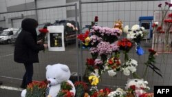 Цвеќиња за загинатите во нападот во концертна сала во близина на Москва, 23.3.2024 година 