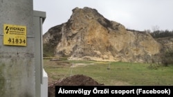 Az építési terület 2020-ban a helyi kaptárkővel. Ilyen az ország több részén is található: ezekbe a kúp alakú sziklákba fülkéket és egyéb mélyedéseket faragtak, egyelőre nincs egyértelmű magyarázat arra, hogy milyen céllal. Egyesek szerint valamiféle szakrális helyek lehettek, mások kétségbe vonják ezt a magyarázatot. A kaptárköveket 2014-ben védetté nyilvánította a kormány