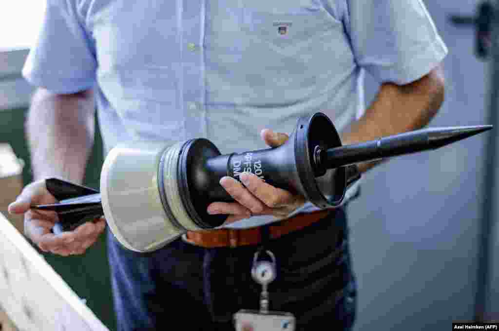 Un proiectil performant antiblindaj. Uniunea Europeană a promis 2 miliarde de euro pentru a furniza piese de artilerie pentru Ucraina, și și-a propus să trimită un milion de proiectile de artilerie în Ucraina în cursul anului viitor.