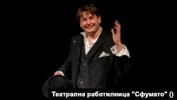 Актьорът Сава Лолов в представлението "Хенри V".