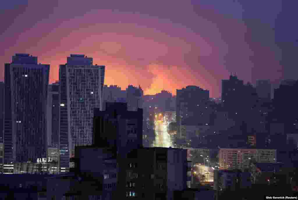 Explozia unei rachete rusești luminează capitala ucraineană, în timpul atacului rusesc din zorii zilei de 21 martie. Autoritățile au spus că există cel puțin 10 răniți, între care o fată de 11 ani. &nbsp;