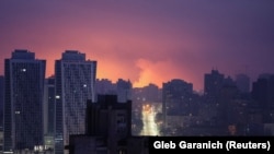 Felrobbanó rakéta borítja fénybe Kijevet egy orosz légicsapás során 2024. március 21-én