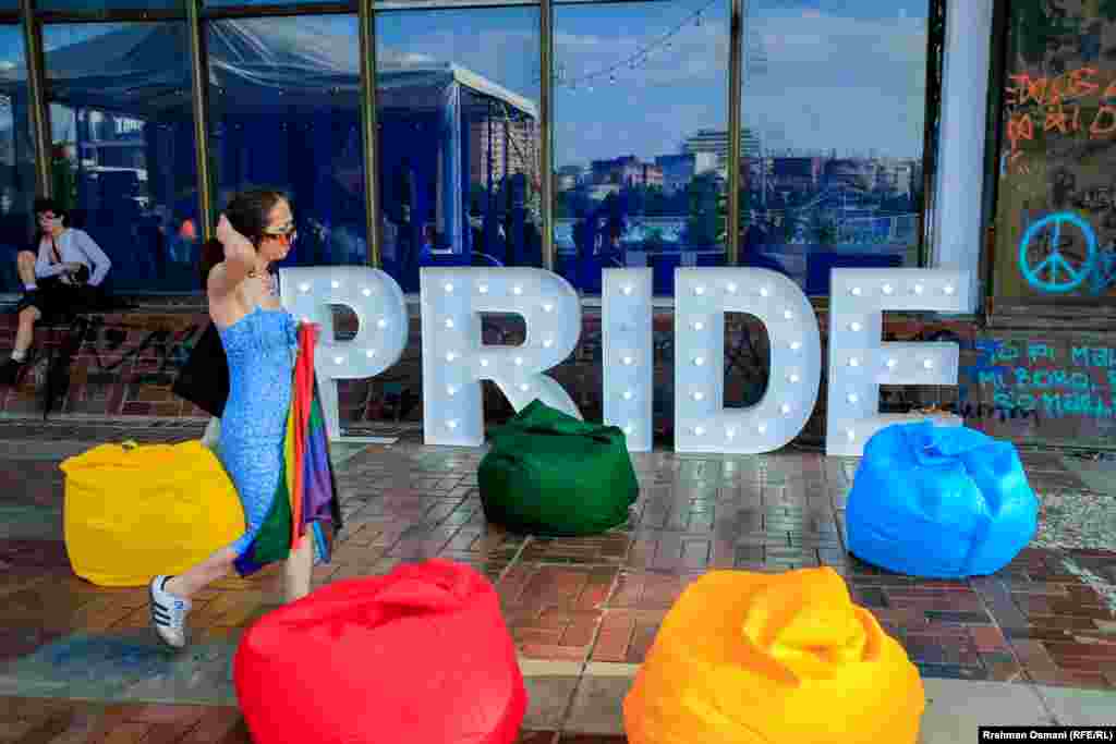 Na ovoj, kao i na prethodnim Paradama, društvo se pozivalo da dozvoli istopolni brak, što je na Kosovu dozvoljeno Ustavom, ali ne i Građanskim zakonikom te Porodičnim zakonom.