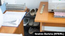 Në laboratorin e Emergjencës, mungesa e hapësirave bën bashkë epruvetat, dokumentet e papuçet e stafit.