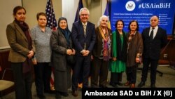 Američki ambasador u Bosni i Hercegovini Michael Murphy s predstavnicima Udruženja "Pokret Majke enklava Srebrenica i Žepa" u Sarajevu, 5. februara 2024.