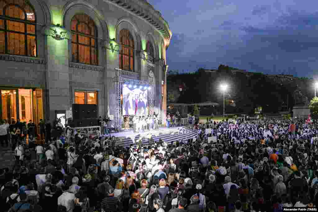 Во Ереван се одржа митинг на 25 јули со повик за отворање на коридорот Лачин. Меѓународниот комитет на Црвениот крст на 25 јули објави соопштение во кое се вели дека &bdquo;и покрај упорните напори, МКЦК во моментов не е во можност да донесе хуманитарна помош за цивилното население преку коридорот Лачин или преку какви било други рути&ldquo;. &nbsp;