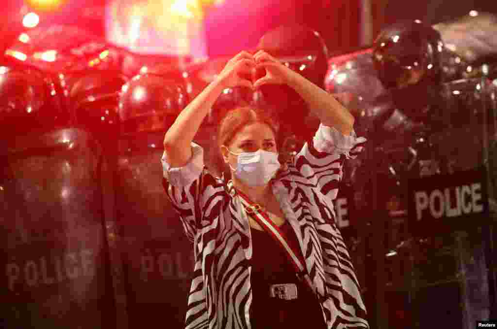 Demonstrantkinja ispred policijskog kordona u Tbilisiju, 1. maja 2024. Kontroverzni nacrt zakona koji je izazvao proteste u Gruziji nastoji da ograniči uticaj subjekata koji primaju sredstva iz inostranstva.