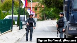 Косовски полицајци патролираат, по инцидентот во селото Бањска, Косово, 27 септември 2023 година