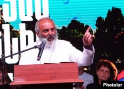 მთავარეპისკოპოსი ბაგრატ გალსტანიანი ერევანში მიმართავს ანტისამთავრობო აქციის მონაწილეებს.