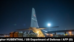 FOTOGALERIJA: Američki vojni avioni padobranima dostavili hranu i vodu za Gazu