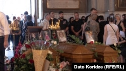 მარიტა გუტაშვილის ოჯახის წევრების, ლუკა, ანდრია, ანასტასია დუდაშვილებისა და მათი დედის, ნატო ჭელიძის პანაშვიდი თბილისში, 26 აგვისტო