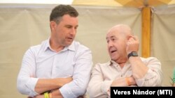 Tánczos Barna (b) Pásztor Istvánnal, a Vajdasági Magyar Szövetség vezetőjével Tusnádfürdőn 2023. július 21-én a Nemzetpolitikai Kerekasztal résztvevőjeként