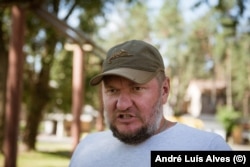 Kreu i administratës civile-ushtarake të Svyatohirskut, Volodymyr Rybalkin, mori pjesë në çlirimin e qytetit. “Lavra do të donte të ishte shtet në shtet, por ne jemi në krye këtu”, thotë ai.