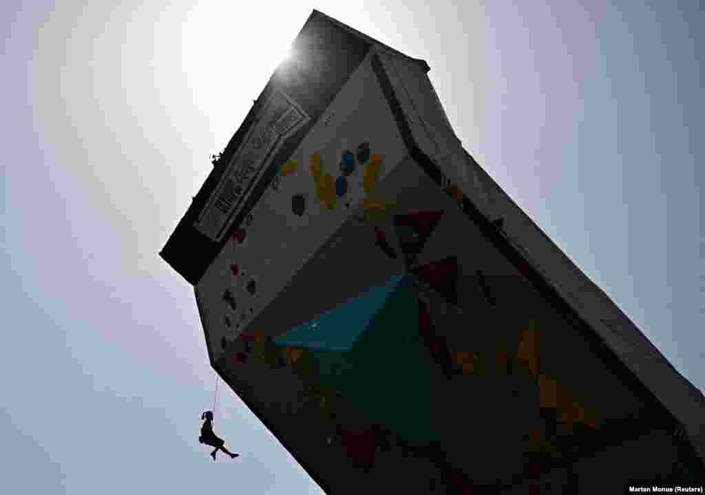 Во градот Будимпешта под предупредување за прекумерна топлина, Јужнокорејецот Чаехјун Сео учествуваше во серијата олимписки квалификации за спортско качување под небо без облаци. &nbsp;