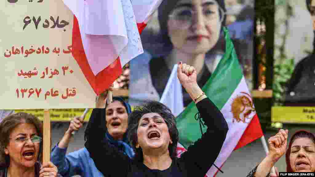 Протестующие в Берлине выкрикивают антиправительственные лозунги. Различные правозащитные организации, такие как Amnesty International и Human Rights Watch, осуждали действия Раиси. Amnesty International призывала расследовать его причастность к преступлениям против человечности