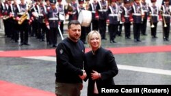 Presidenti ukrainas, Volodymyr Zelensky, gjatë takimit me kryeministren italiane, Giorgia Meloni. Romë, 13 maj 2023.
