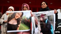 Майката на Даная, Ани Стоянова (вдясно), на един от първите протести пред "Пирогов"