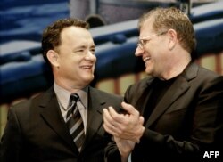 Том Ханкс (вляво) и Робърт Земекис по време на пресконференция за филма "Полярен експрес", Токио, 12 ноември 2004 г.