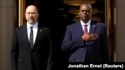 Министърът на отбраната на САЩ Лойд Остин посреща премиера на Украйна Денис Шмигал в Пентагона, САЩ, 12 април 2023 г.