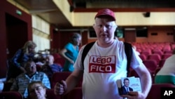 Pristaša bivšeg slovačkog premijera i čelnika ljevičarske stranke SMER - Socijaldemokracije Roberta Fica na predizbornom skupu u Michalovceu, Slovačka, 6. septembar 2023.