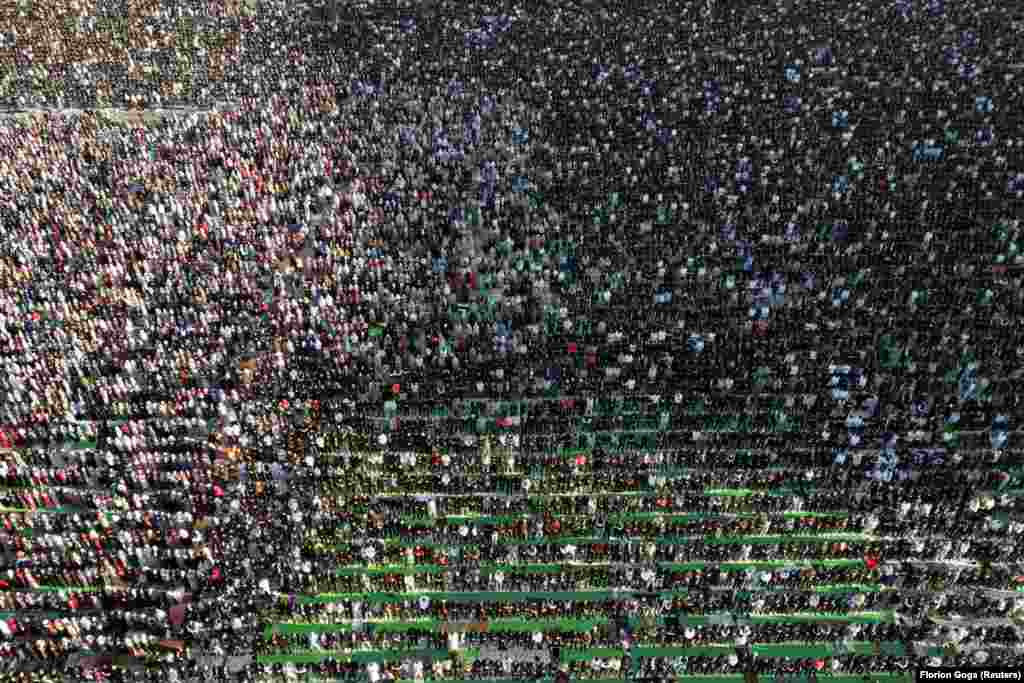 Snimak dronom mnoštva ljudi koji učestvuju u jutarnjim molitvama&nbsp;na trgu Skenderbeg u Tirani.