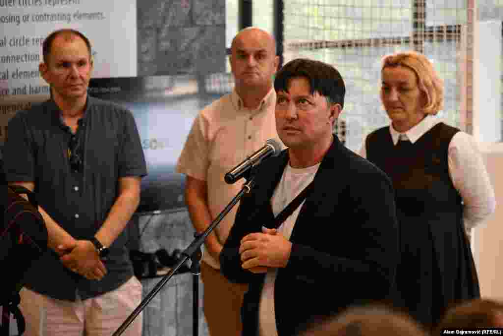 Hasan Hasanović, koji je u genocidu izgubio oca i brata, rodbinu, prijatelje i komšije, u MCS radi na dokumentovanju usmene historije kroz videointervjue s preživjelim žrtvama genocida.&nbsp; &nbsp;