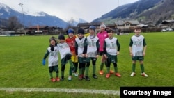 ანდრია (მარჯვნიდან მეორე) თანაგუნდელებთან ერთად