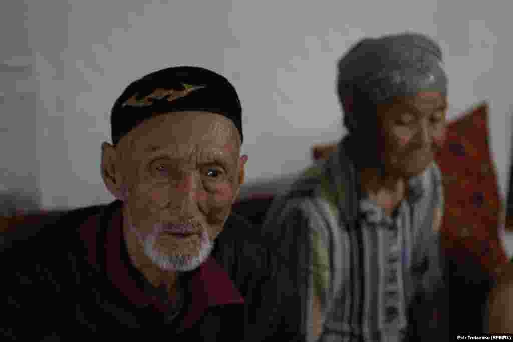 Penzioner Bergen Kažgalijev sa suprugom u Hanu Ordasiju. Kažgalijev (83) rođen je i odrastao u Hanu Ordasiju. Skoro ceo život je radio kao nastavnik istorije u lokalnoj školi. Kažgalijev se seća kada je vojska počela testiranja i kaže da su se danonoćno čule eksplozije. &quot;Sada to niko ne može da potvrdi, ali verujem da je mnogo ljudi ovde umrlo zbog nuklearnih proba. Mnoge porodice su imale decu s invaliditetom. Bilo je slučajeva da su rođena bez ruku, bez nogu&ldquo;, kaže on. &quot;Lekari su tada nagađali da su to posledice testova, ali niko o tome nije javno govorio. Svi su se plašili da istupe protiv vlasti. Devedesetih godina prošlog veka neke porodice su primale beneficije za decu s invaliditetom, dok druge nisu dobijale ništa. Mnogi od onih koji su rođeni sakati već su umrli&quot;.