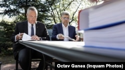 Premierul Marcel Ciolacu și liderul PNL Nicolae Ciucă au bătut palma pentru calendatul electoral al alegerilor prezidențiale și parlamentare după ce au încercat să se păcălească unul pe altul. 